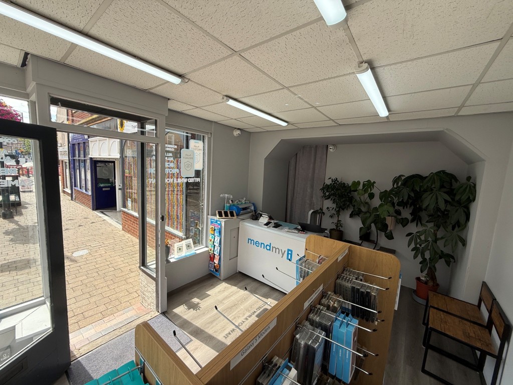 Lot: 119 - MIXED USE TOWN CENTRE INVESTMENT PROPERTY - Alternative view of the sales area of the shop
